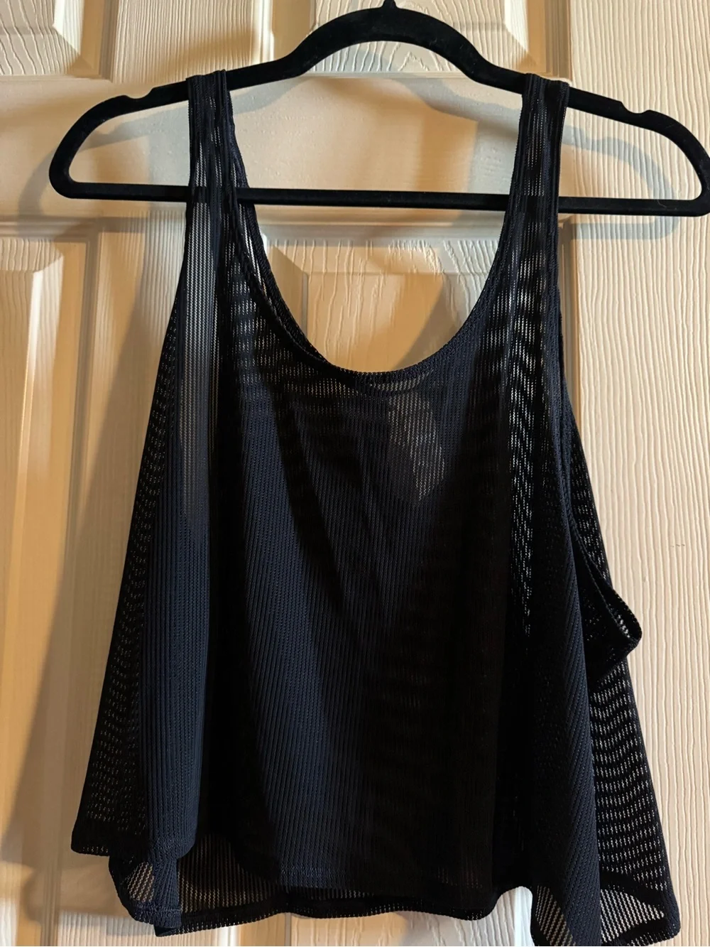 Alo Yoga- Cropped Mesh Tank in Black